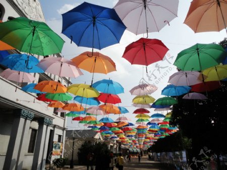 景区商业街悬挂彩色伞