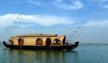 湖面上的小木船