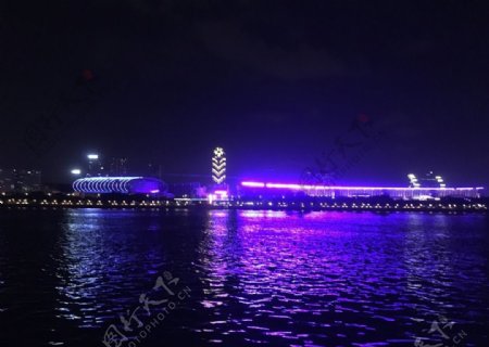 江边建筑夜景