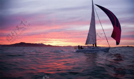 夕阳美景夕阳下的帆船