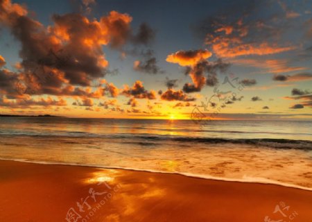 黄昏金色夕阳海滩