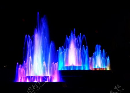 夜色中彩色的喷泉