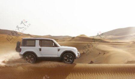 行驶在沙漠戈壁的汽车
