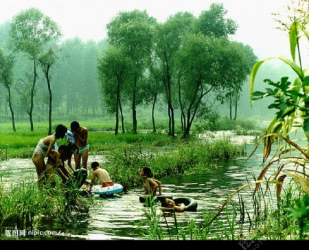 农村孩子在河沟里洗澡