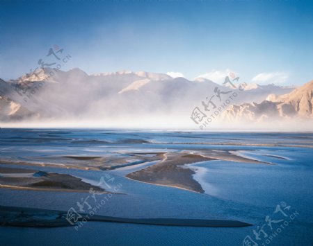 冰冻河流高山景色图片