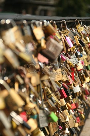 巴黎桥爱情挂锁