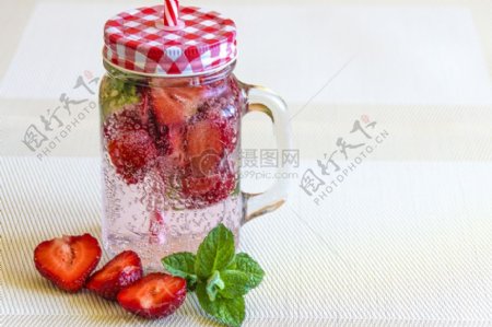 在近一半白玻璃容器切片草莓果实