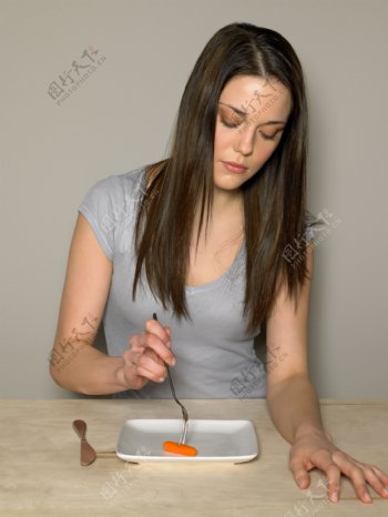 吃胡萝卜的长发外国美女图片