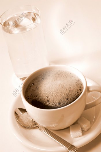 一杯咖啡和一杯水图片