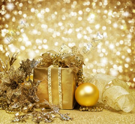 金色礼包与圣诞球图片