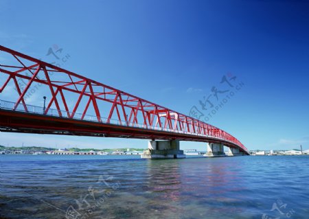 红色大桥海上桥梁图片