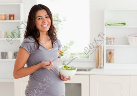 正在吃菜的外国美女孕妇图片
