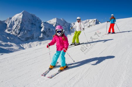 一家人在滑雪图片