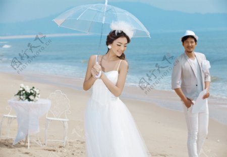 撑着伞的新娘与新郎图片