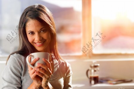 享受清晨咖啡时光的女人图片