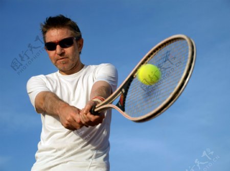 打网球的外国男人图片