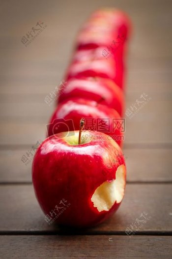 咬过一口的红苹果