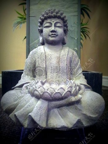 微笑着的佛祖雕塑