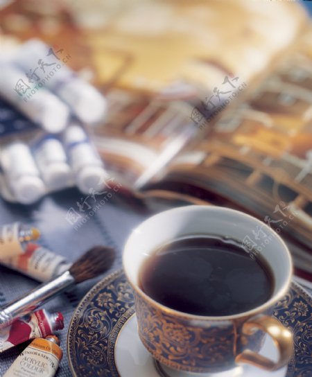 桌子上香浓的咖啡特写图片图片