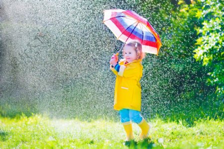 在雨中打伞的小女孩图片