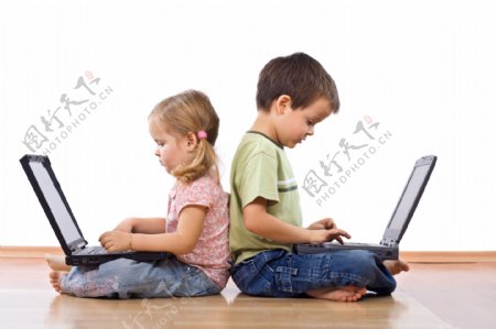 玩电脑的儿童图片