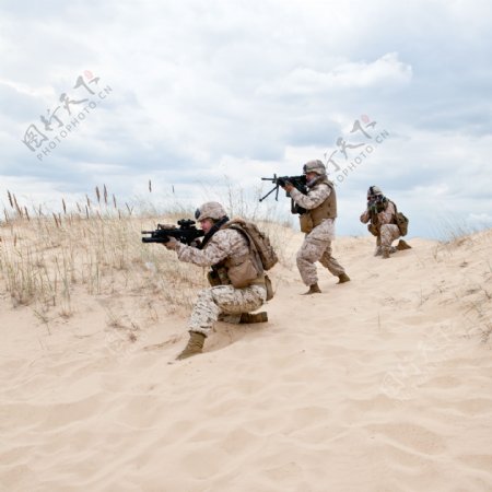 正在沙漠演习的外国士兵图片