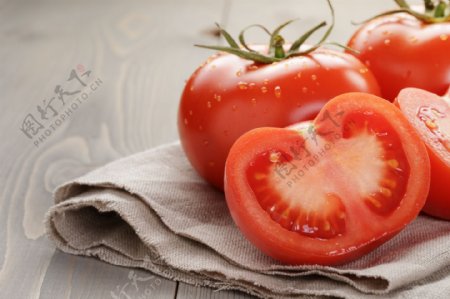 布上面的番茄图片