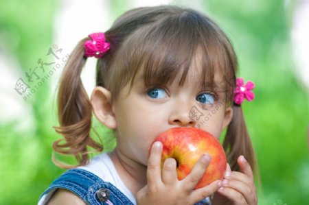 手拿苹果的小女孩图片