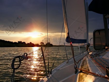 夕阳下的船帆