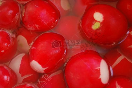 泡在水中的红樱桃