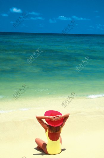 沙滩上的美女背影图片