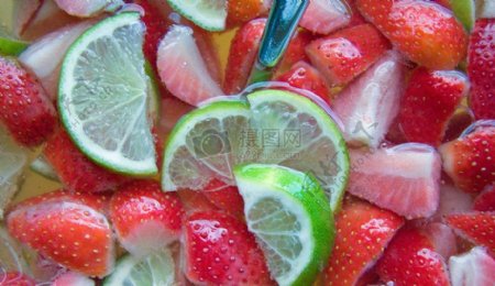 草莓柠檬泡水