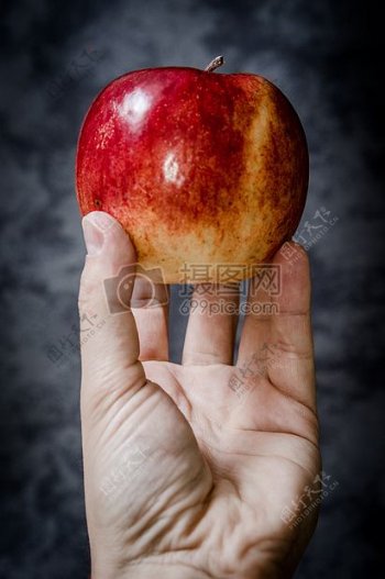 被拿在手里的苹果