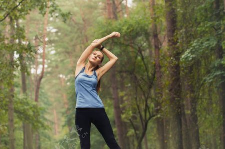 树林里健身的女人图片