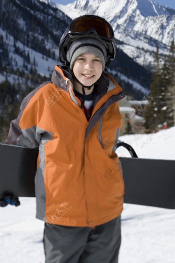 拿滑雪板的男孩图片