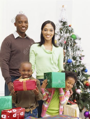过圣诞节的黑人家庭图片
