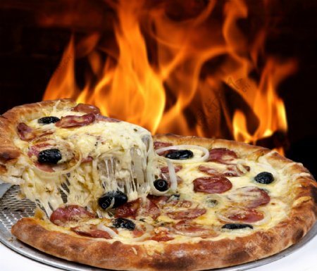 烤火旁的美味披萨图片