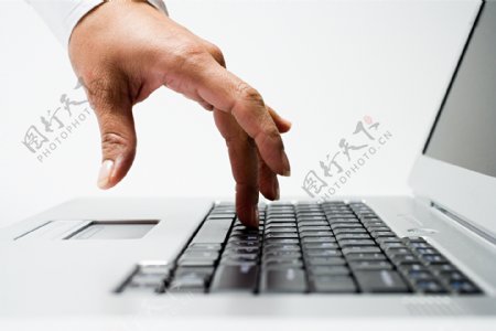 键盘上的手指图片