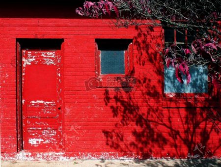 阳光下的红色房屋