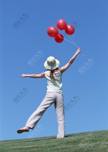 手拿气球的女性图片
