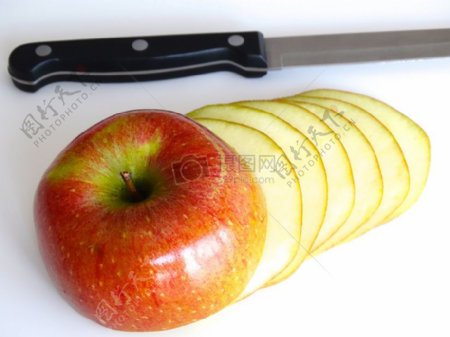 被刀切成片的苹果