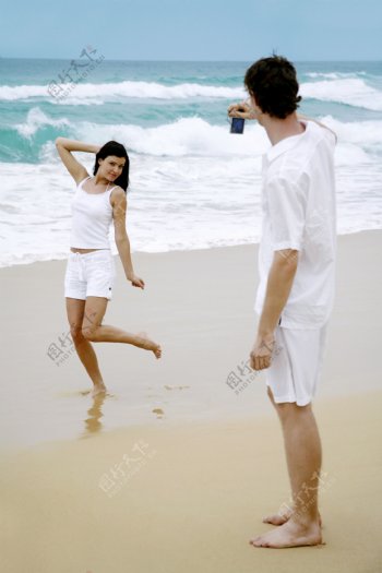海滩上的夫妻图片