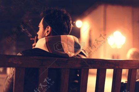 板凳人人晚上坐香烟烟孤独的孤独成人吸烟孤独吸烟