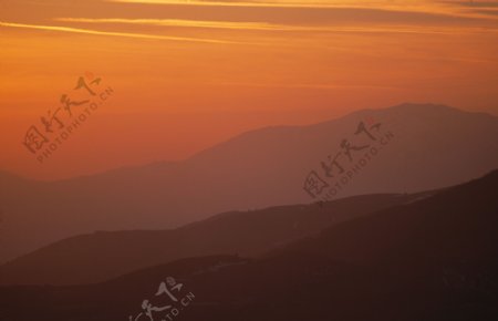 夕阳西下高山景色图片