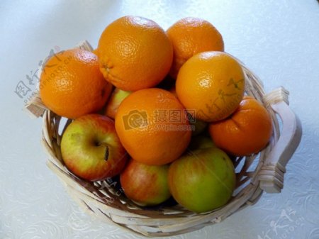 篮筐里的橙子苹果