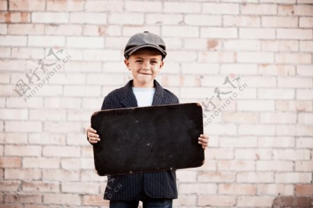 手拿黑板的小男孩图片