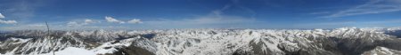 蓝天白云下白雪覆盖的群山宽幅风景图片
