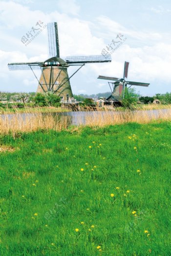 风车与水边的草地影楼摄影背景图片