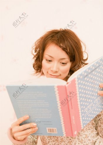 看书的可爱女孩图片