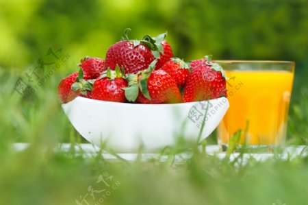 果汁与草莓图片